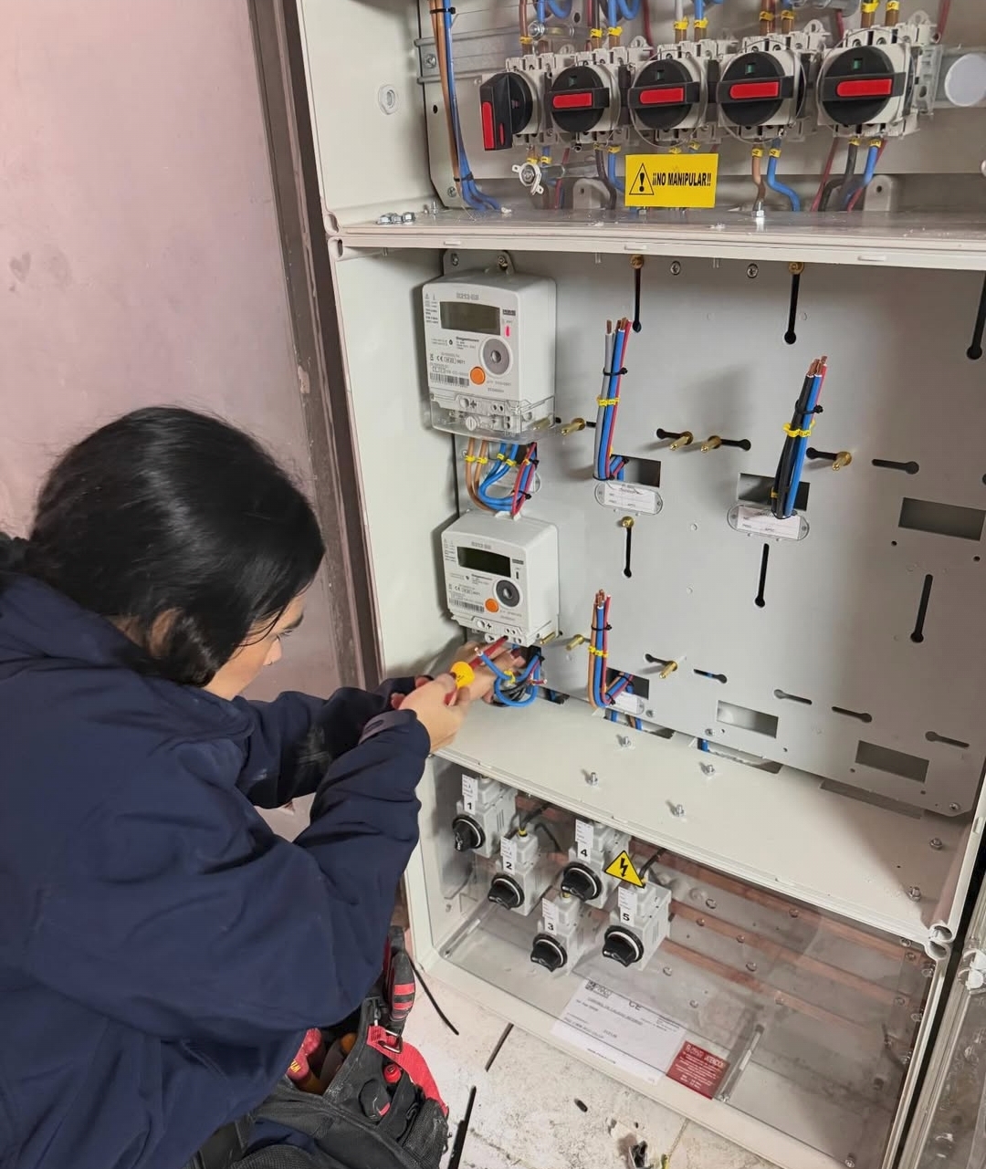 Trabajo en cuadro eléctrico y contadores